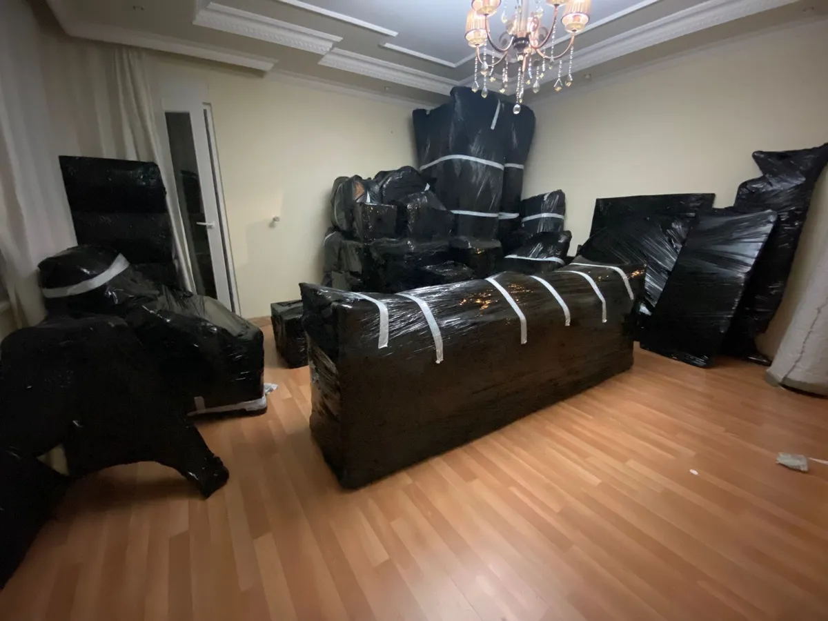 Uzman personelimiz tarafından mobilyaların özel streç ve kalın patpat ile paketlenmesi